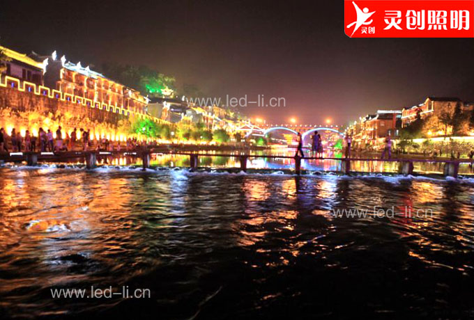 鳳凰古城夜景亮化再添新景，把古城亮化打造成夜鳳凰美景